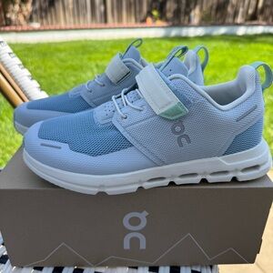 On Cloud Kids' Cloud Play Sneakers, Arctic | Ivory Size 2.5